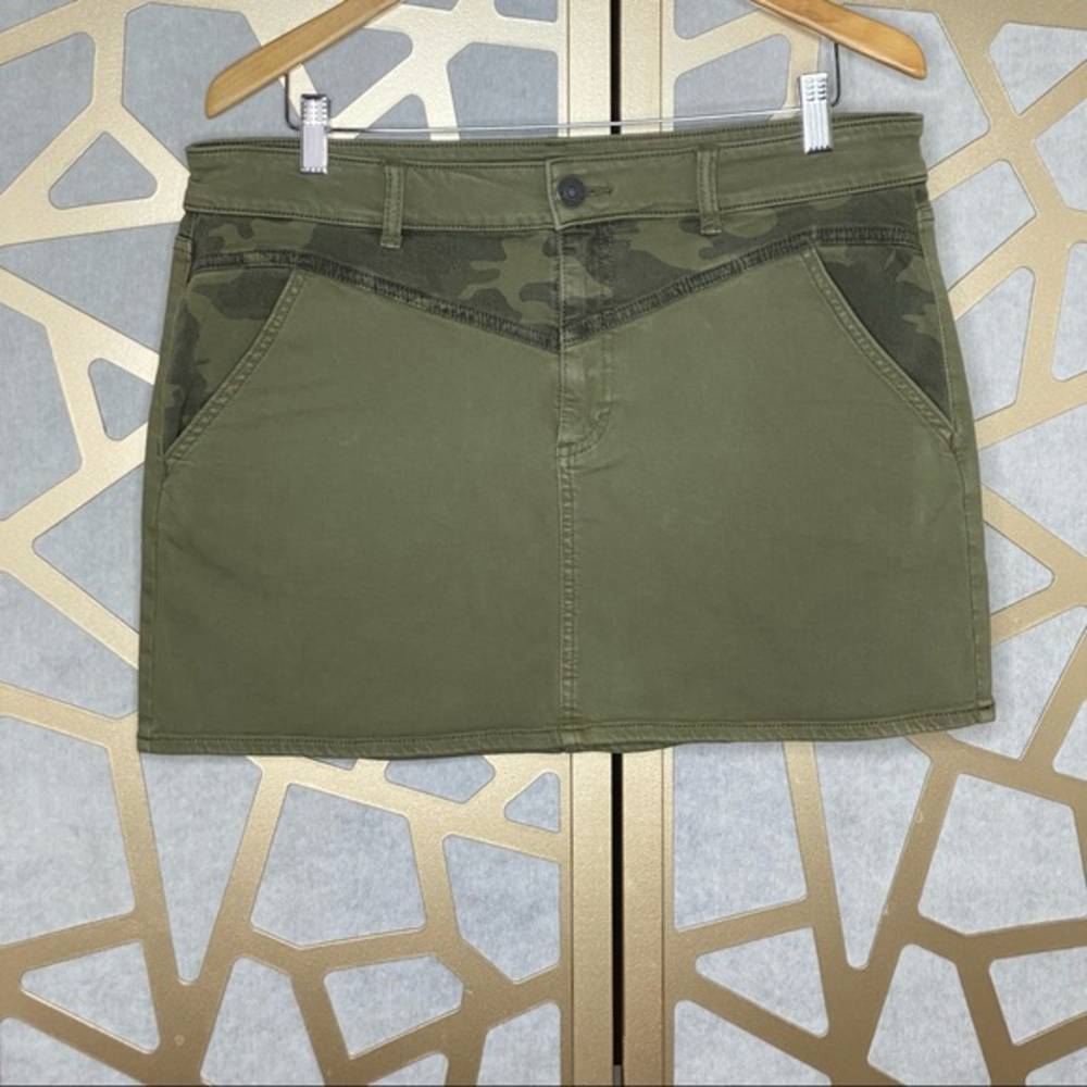 American Eagle Stretch Green Cameo Skirt